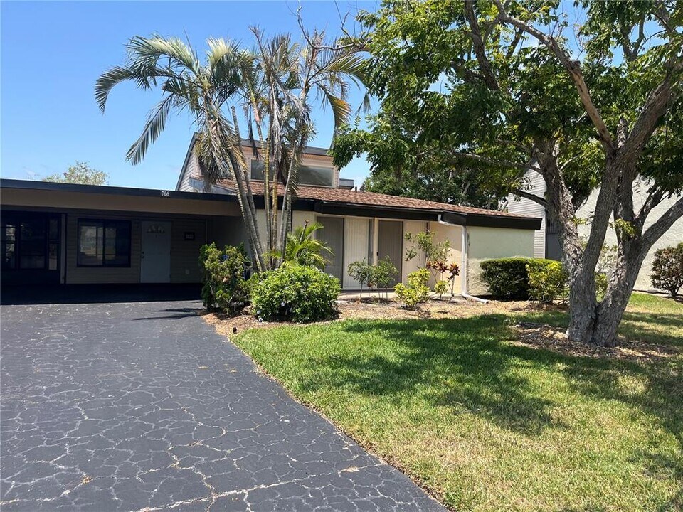 706 White Pine Tree Rd in Venice, FL - Building Photo