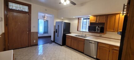 8429 S Marquette Ave in Chicago, IL - Building Photo - Building Photo