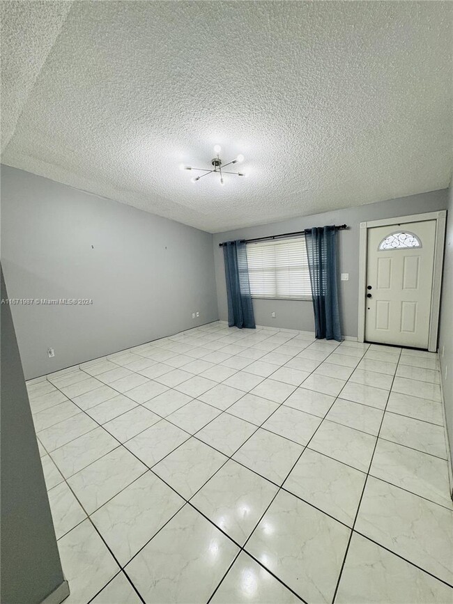 13555 SW 48th Ln in Miami, FL - Foto de edificio - Building Photo