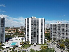3675 N Country Club Dr in Aventura, FL - Building Photo