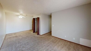 1727 N Grandview Ln in Bismarck, ND - Building Photo - Building Photo