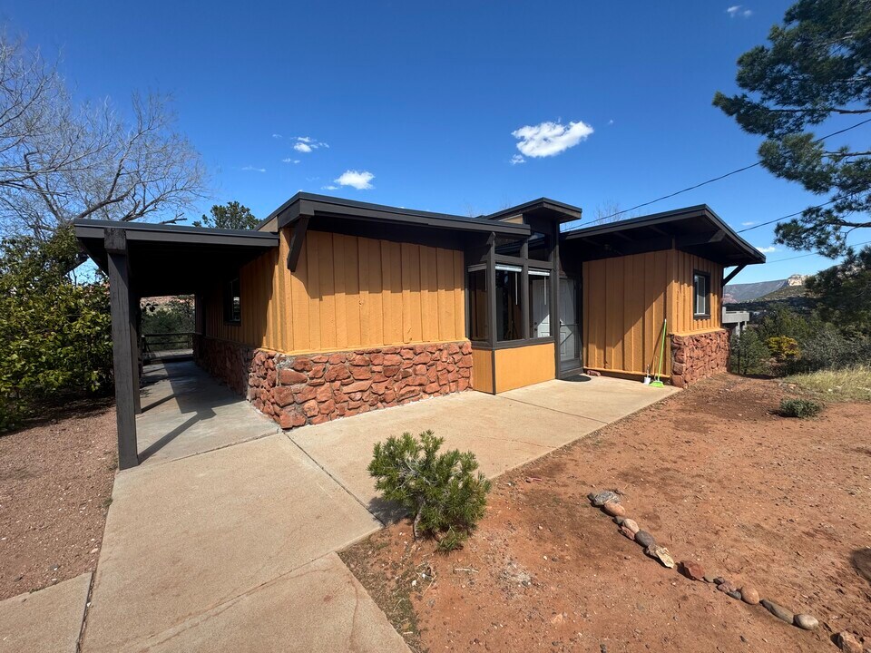 420 Arroyo Pinon Dr in Sedona, AZ - Foto de edificio