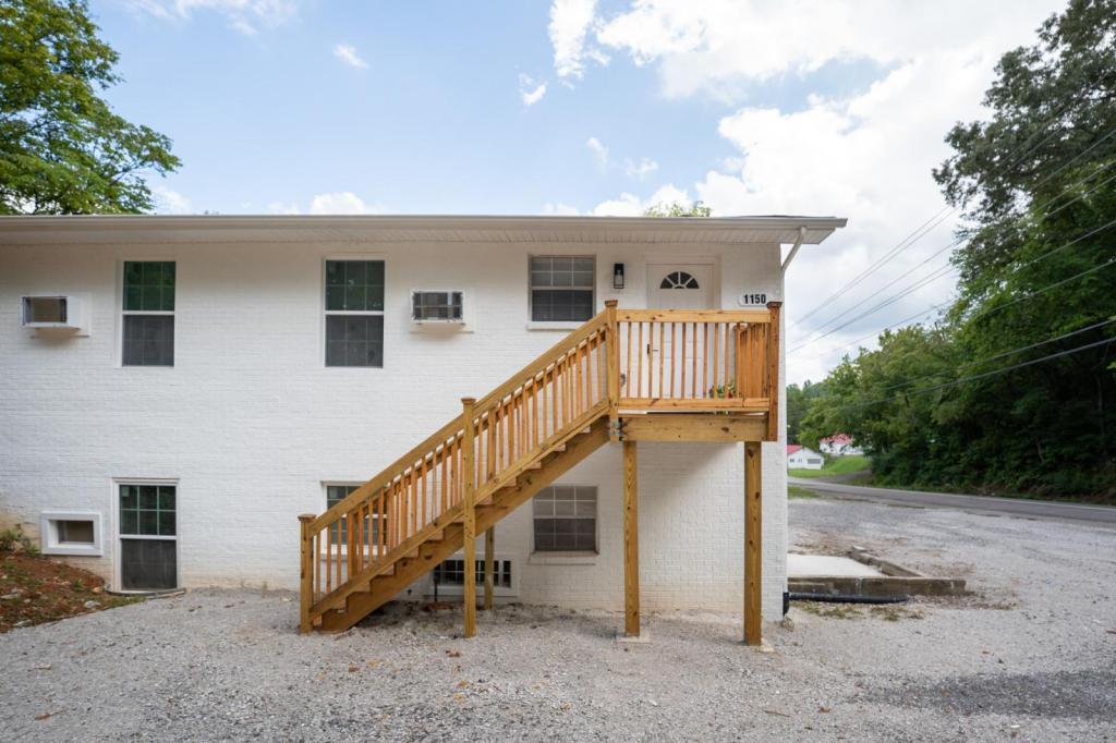 1150 Lake City Hwy in Clinton, TN - Building Photo