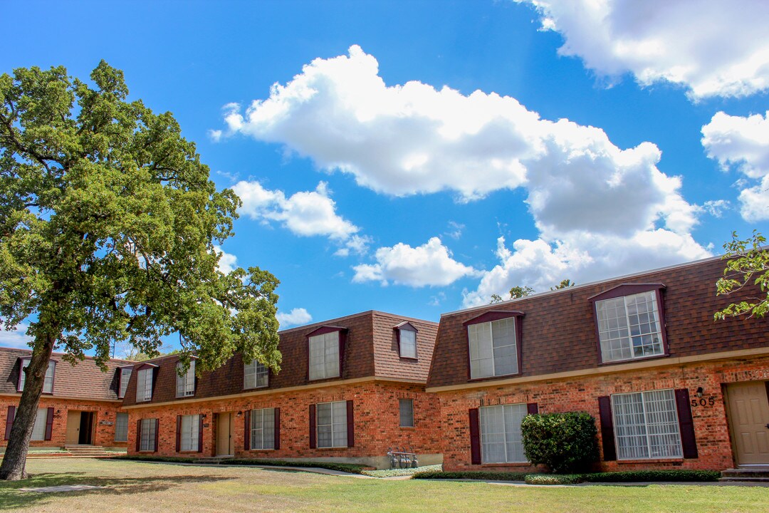 Normandy Square Apartments in College Station, TX - Foto de edificio