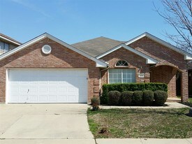 909 Remington Dr in Saginaw, TX - Building Photo