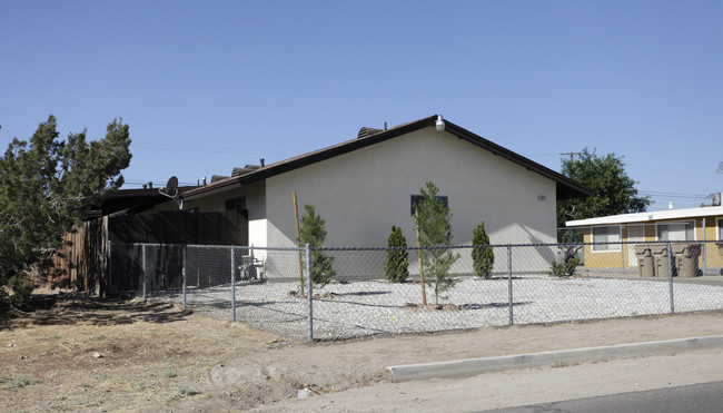 16077 Juniper St in Hesperia, CA - Building Photo - Building Photo