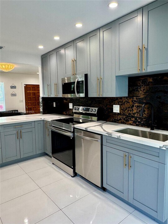 766 NW 45th St in Miami, FL - Building Photo