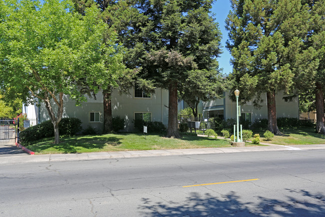 River Park Apartments in Sacramento, CA - Building Photo - Building Photo