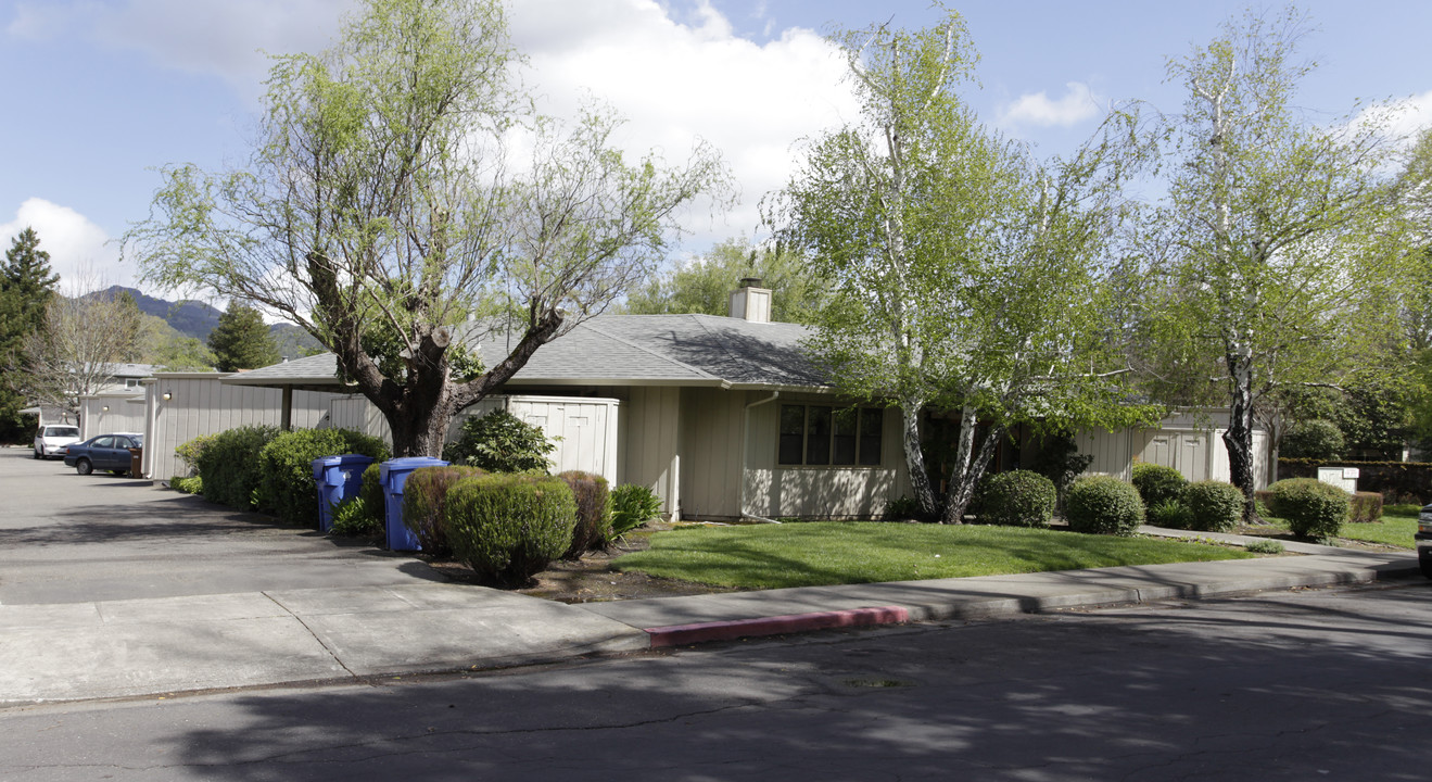 Willows Apartments in Calistoga, CA - Foto de edificio