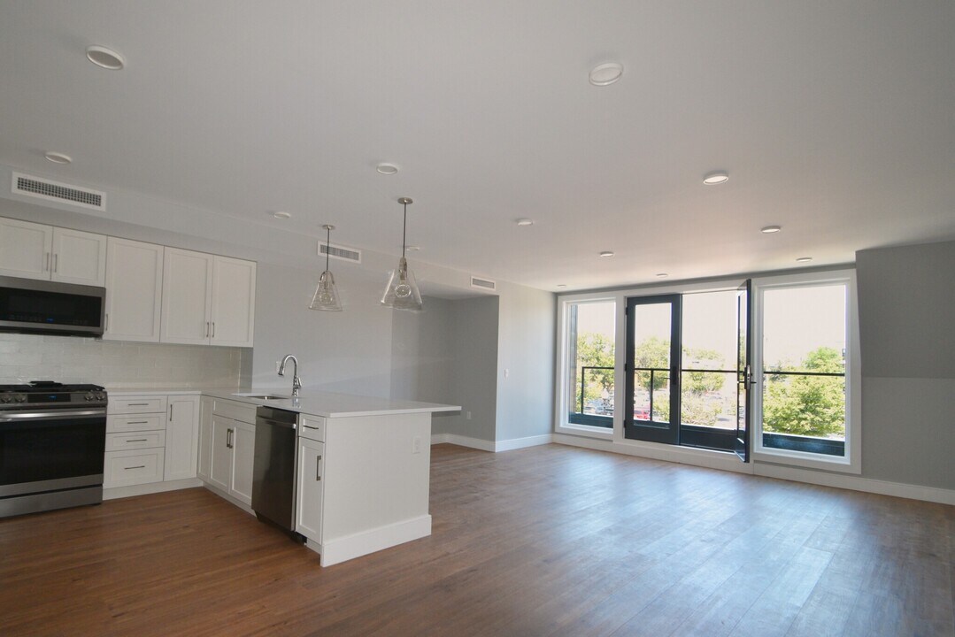 449 W Broadway, Unit 1 in Boston, MA - Building Photo