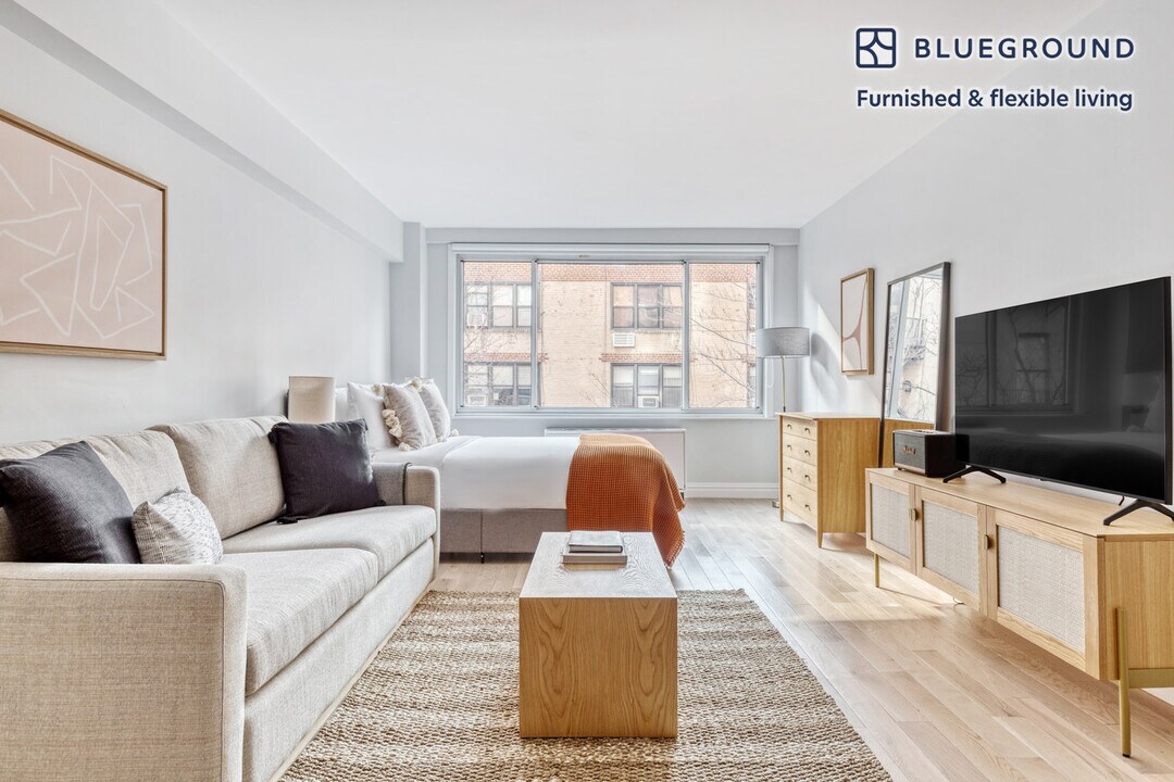 340 E 51st St in New York, NY - Building Photo