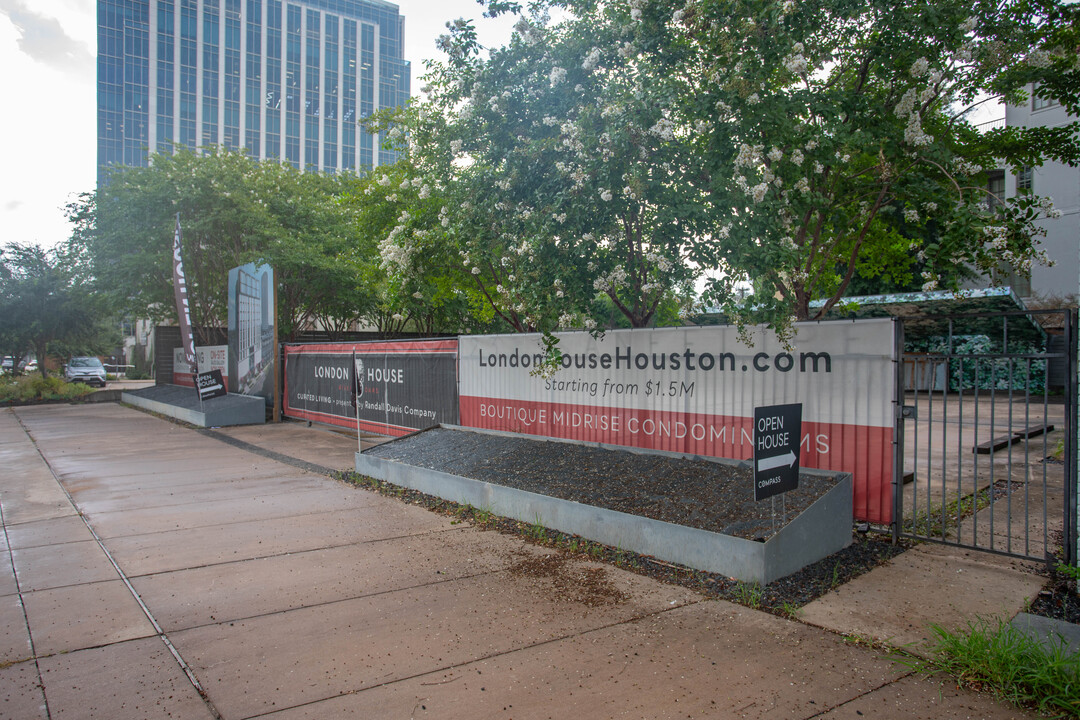 London House in Houston, TX - Building Photo