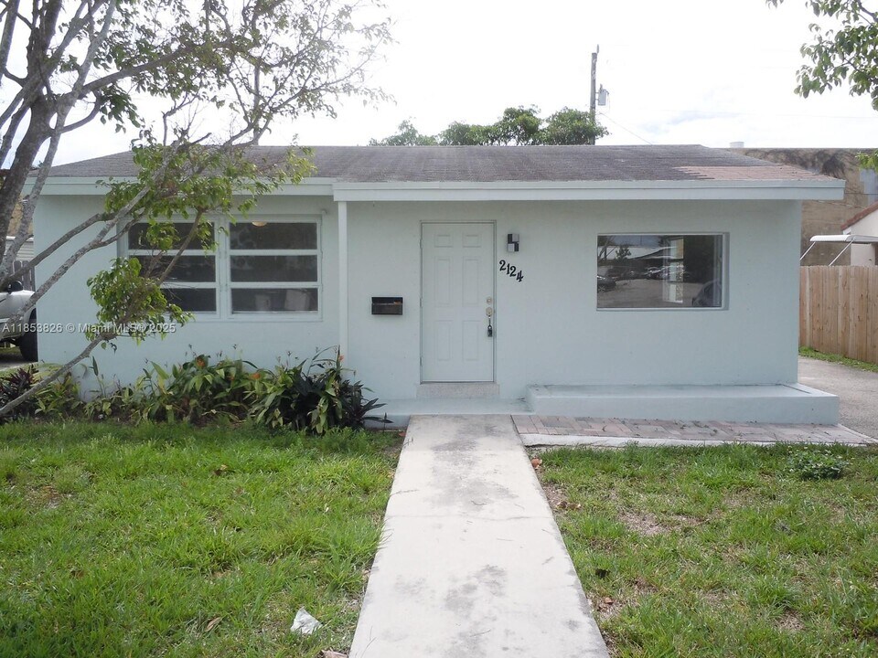 2124 Taylor St in Hollywood, FL - Building Photo