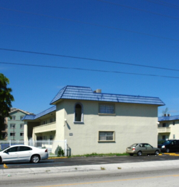 Spanish Garden Apartments in Hallandale Beach, FL - Foto de edificio