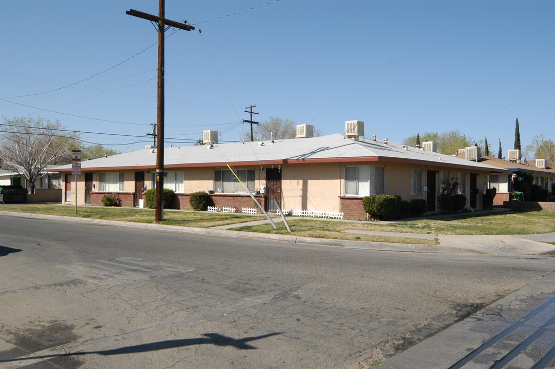 314-332 E Lancaster Blvd in Lancaster, CA - Building Photo