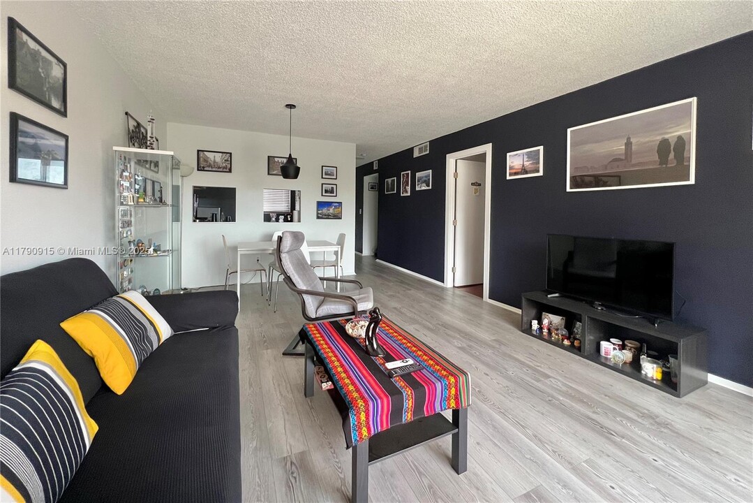 7825 Camino Real in Miami, FL - Building Photo