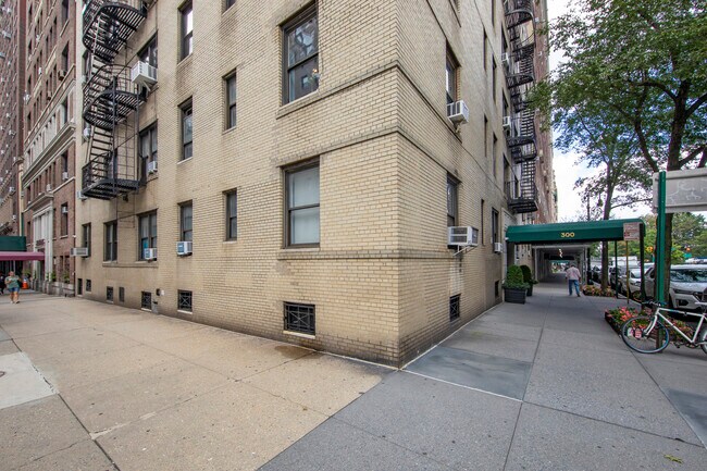 300 W 72nd St in New York, NY - Building Photo - Building Photo