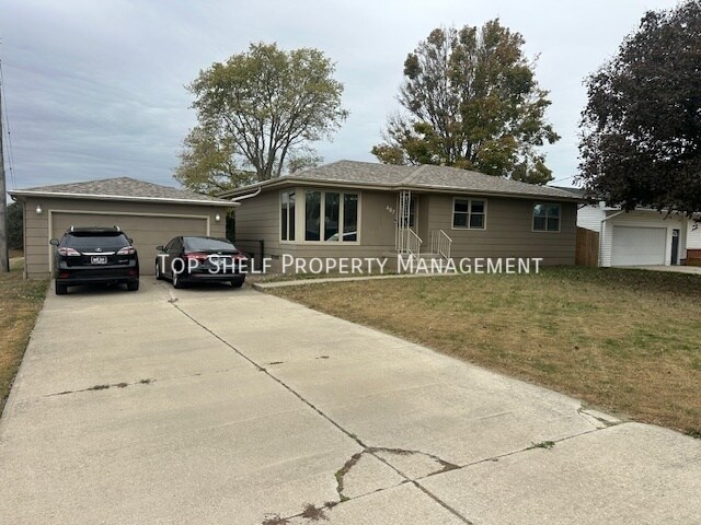 407 S Clark Ave in Prairie City, IA - Building Photo