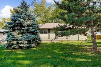 8307 Santa Fe Ln in Overland Park, KS - Building Photo - Building Photo