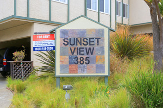 Sunset View in Pacifica, CA - Foto de edificio - Building Photo