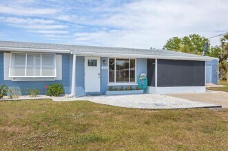 832 E 4th St in Englewood, FL - Building Photo - Building Photo
