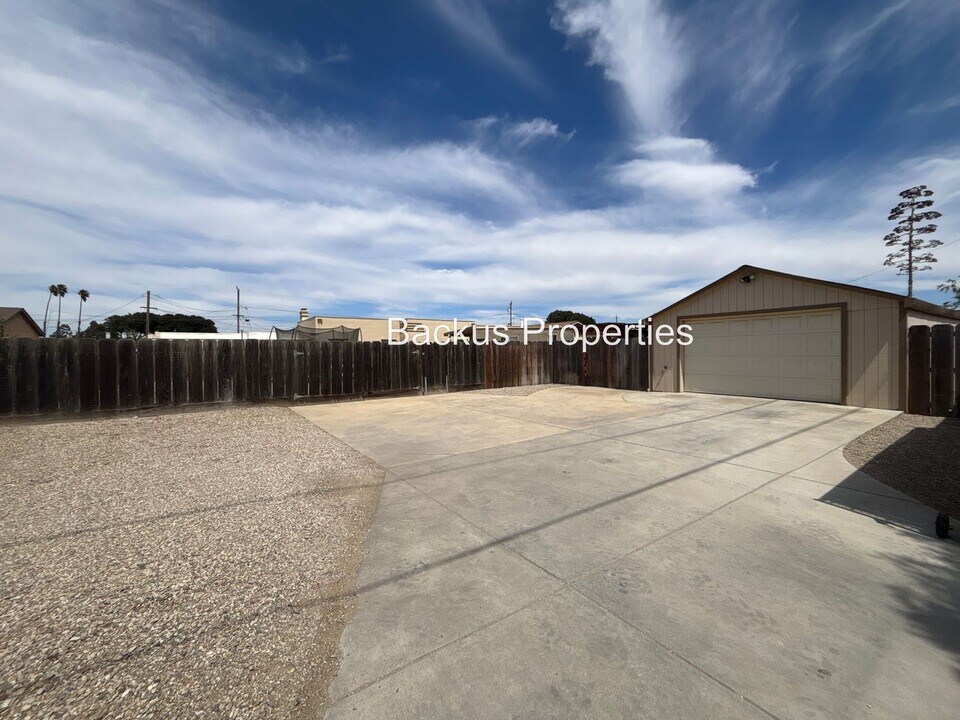 233 8th St in Greenfield, CA - Building Photo