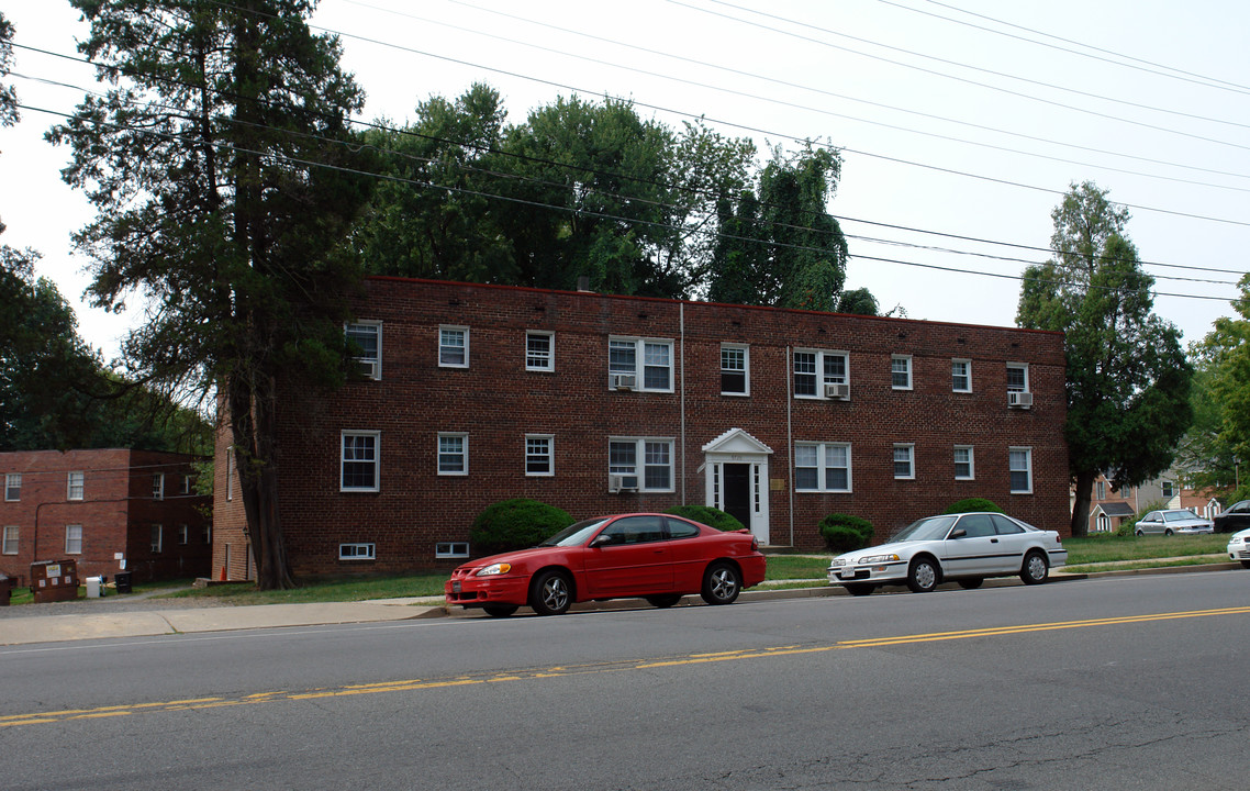 5720 Washington Blvd in Arlington, VA - Building Photo