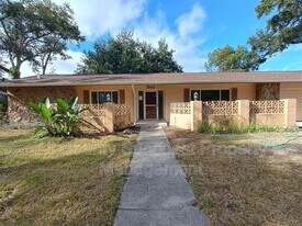 1860 Oak Forest Dr S in Clearwater, FL - Building Photo