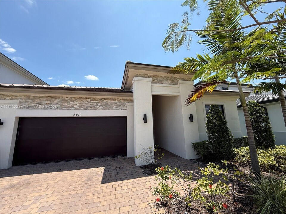 17494 SW 41st St in Miramar, FL - Foto de edificio