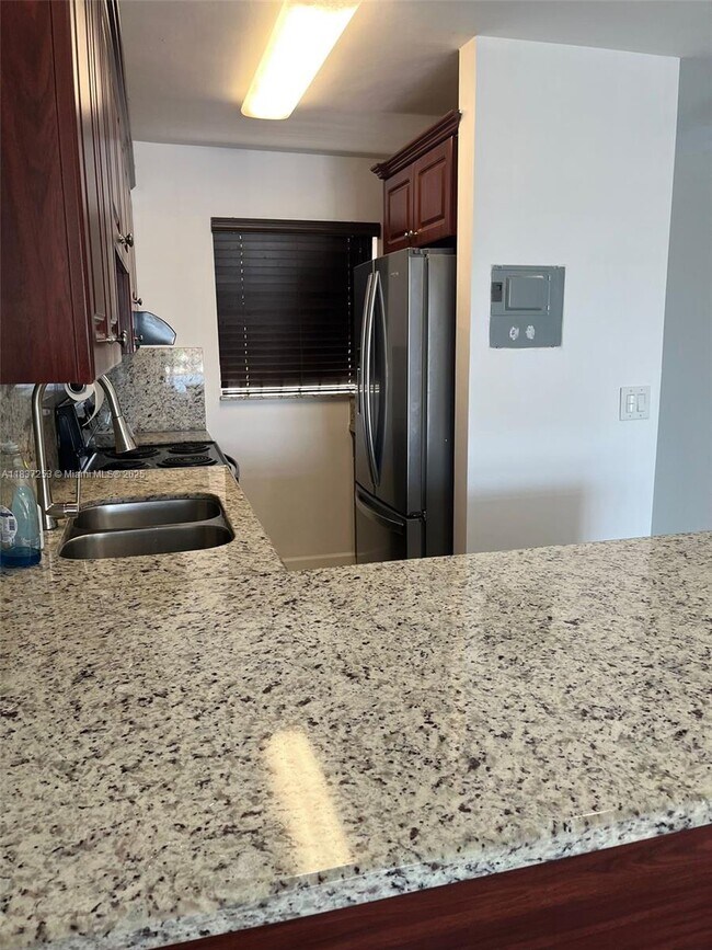 6055 W 19th Ave in Hialeah, FL - Building Photo - Building Photo