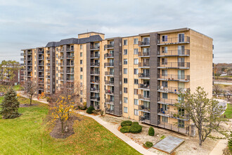 Cameo West Condominiums in Downers Grove, IL - Foto de edificio - Building Photo