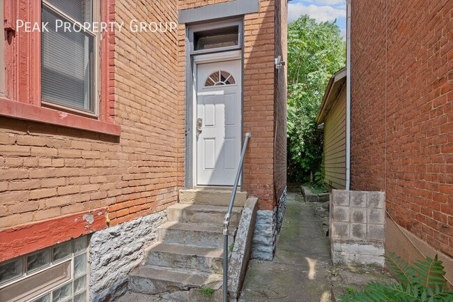 2322 Chickasaw St in Cincinnati, OH - Foto de edificio - Building Photo