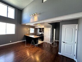 432 N Kingsley Dr in Los Angeles, CA - Building Photo