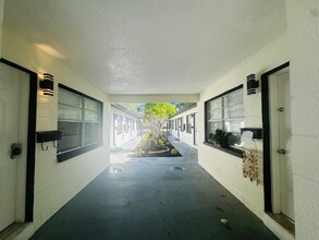 618 93rd Ave N in St. Petersburg, FL - Foto de edificio - Building Photo