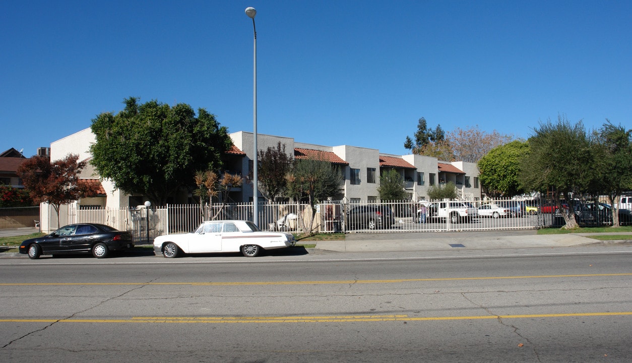 14405 Terra Bella St in Panorama City, CA - Building Photo