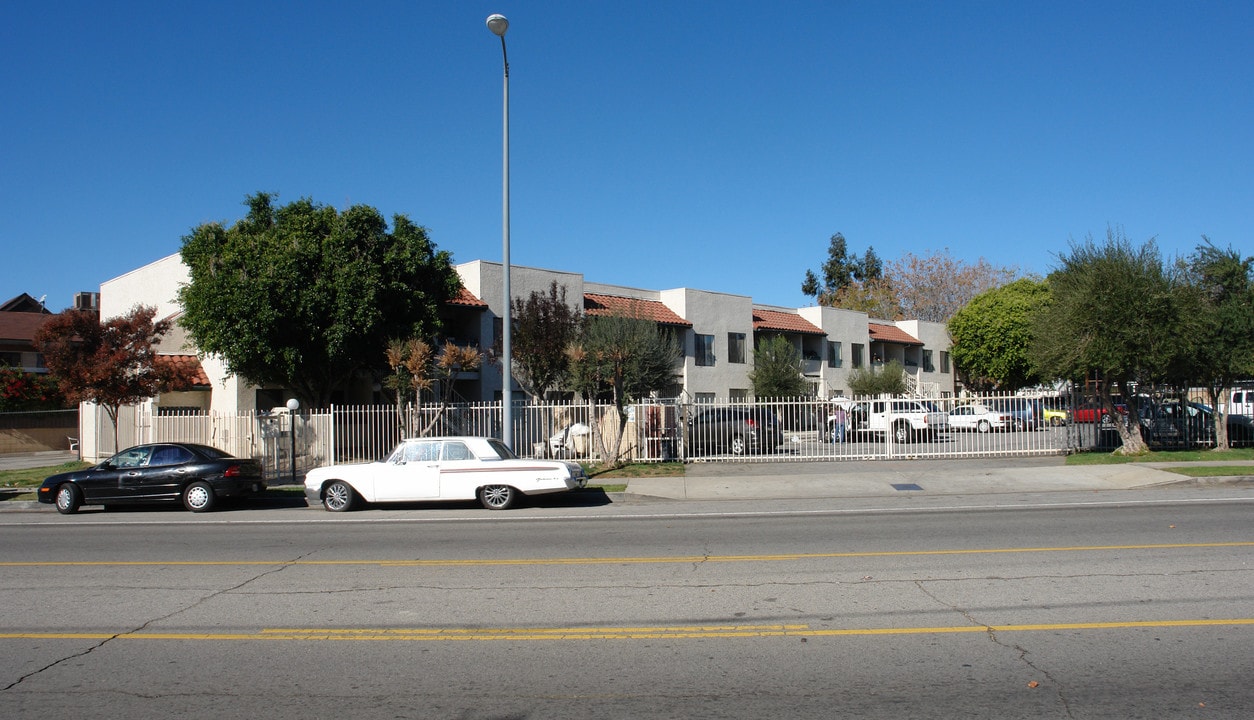 14405 Terra Bella St in Panorama City, CA - Foto de edificio