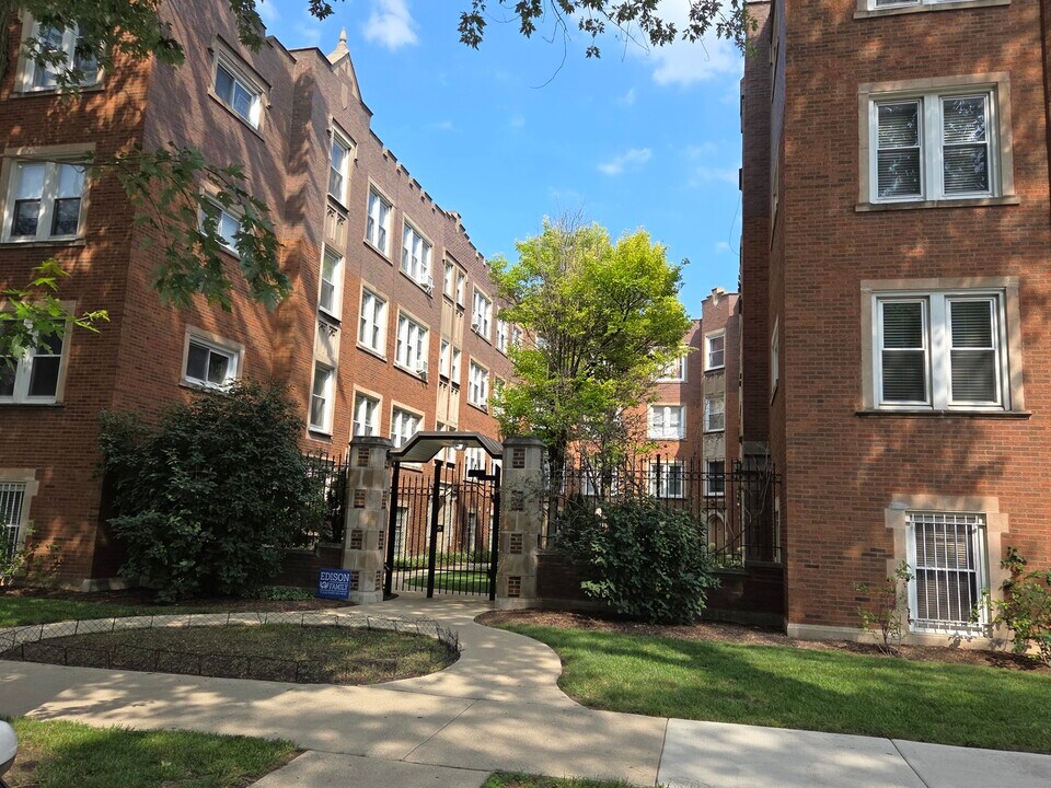 4425 N Lawndale Ave in Chicago, IL - Building Photo