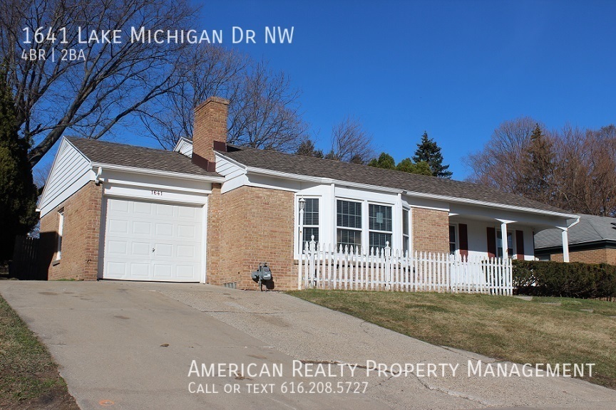 1641 Lake Michigan Dr NW in Grand Rapids, MI - Building Photo