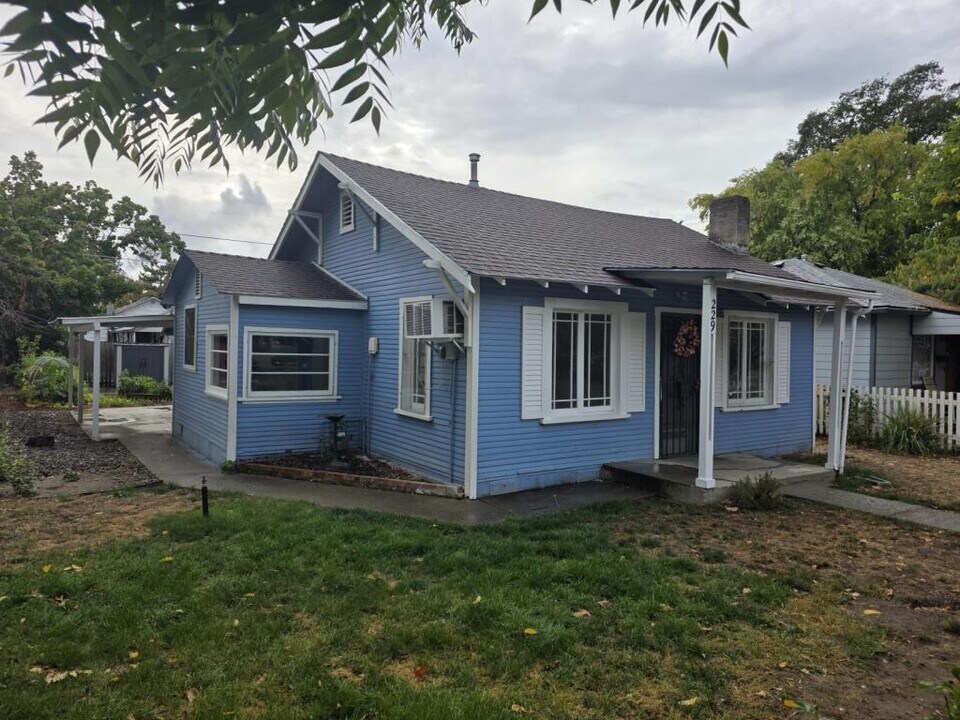 229 SW J St in Grants Pass, OR - Building Photo