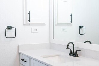 LA SIERRA APARTMENTS in New Braunfels, TX - Foto de edificio - Building Photo