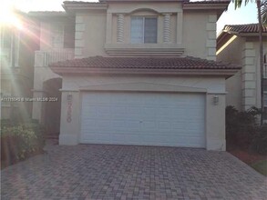 7350 NW 111th Ct in Doral, FL - Foto de edificio - Building Photo
