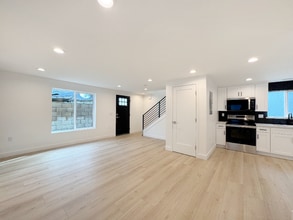 4461 Farquhar Ave in Los Alamitos, CA - Foto de edificio - Building Photo