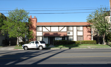 6515 Woodman Ave in Van Nuys, CA - Building Photo - Building Photo