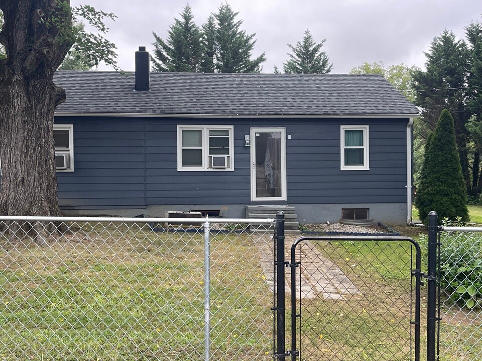 44 S Woodlawn Ave in Hamilton, VA - Building Photo