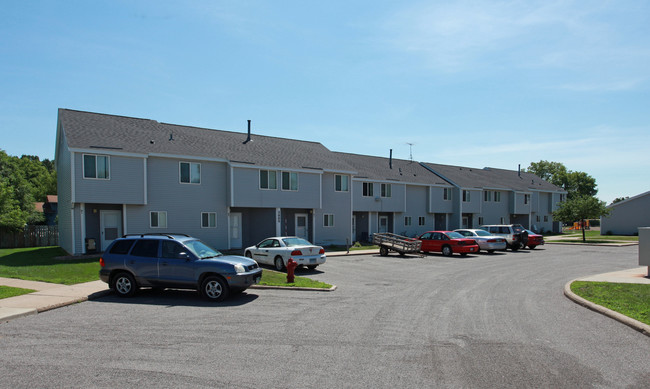 Abbey Field Townhomes in St Francis, MN - Foto de edificio - Building Photo