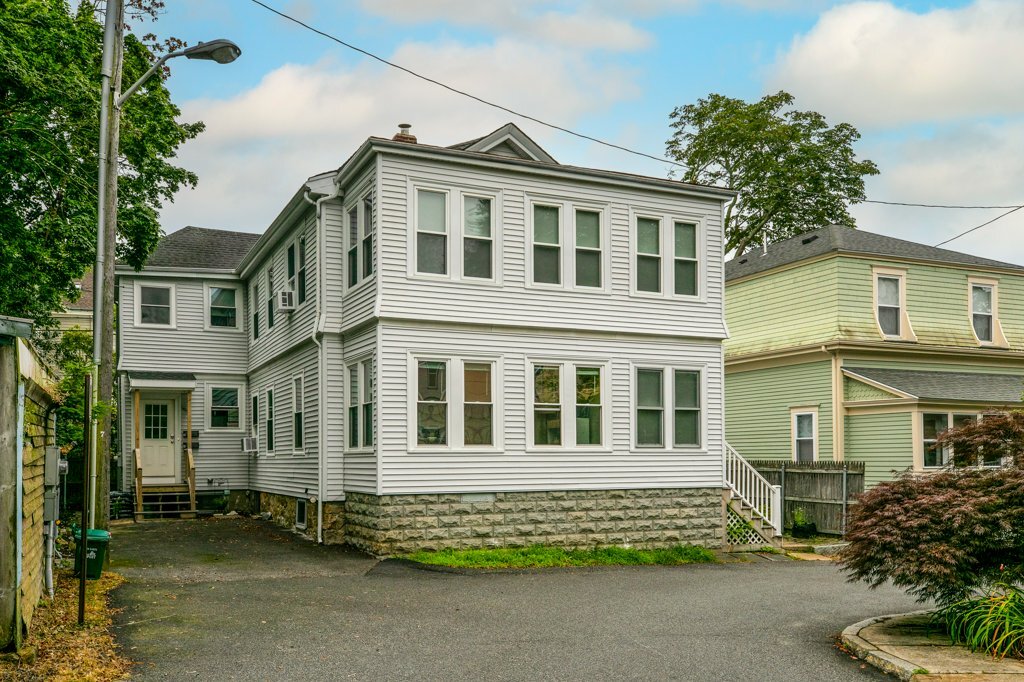 21 Calvert St in Newport, RI - Building Photo