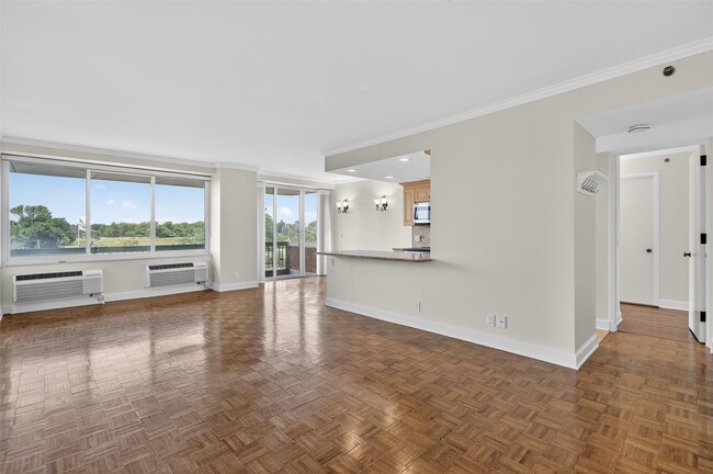 111 Cherry Valley Ave in Garden City, NY - Building Photo - Building Photo