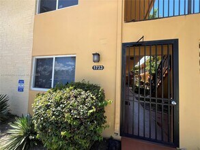 1733 Mayo St in Hollywood, FL - Building Photo - Building Photo