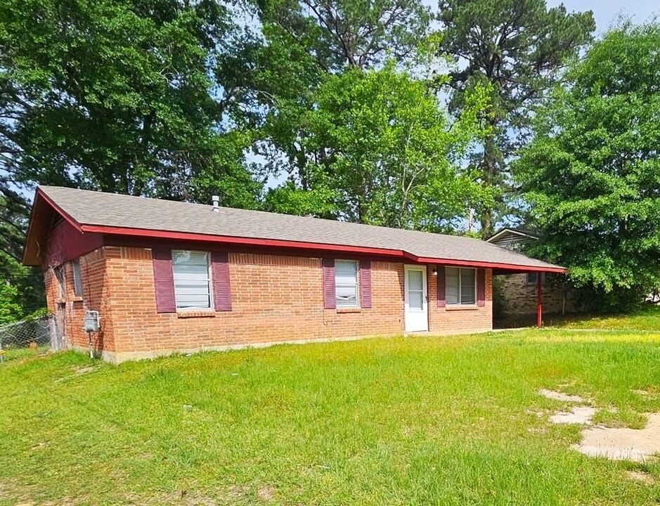 207 Hickory St in New Llano, LA - Building Photo