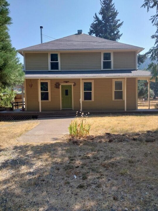 2401 E Fork Rd in Williams, OR - Building Photo